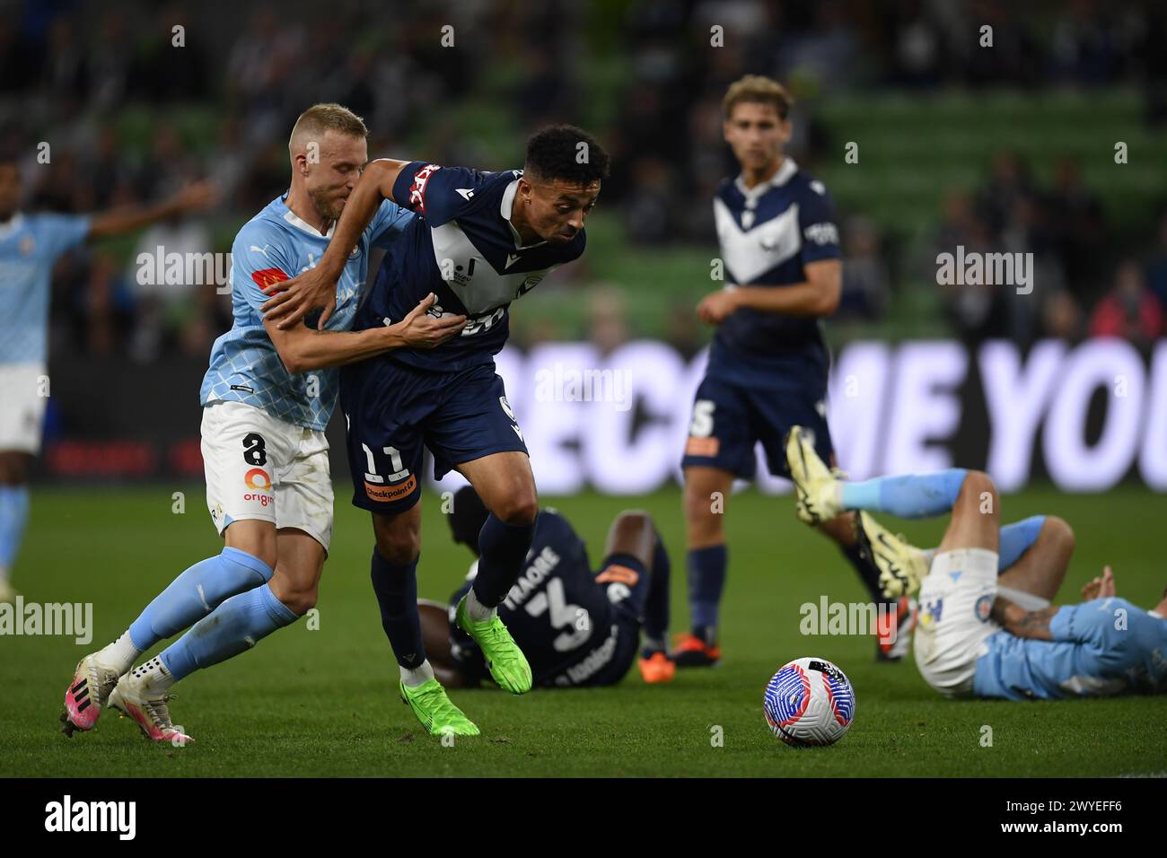 MELBOURNE, AUSTRALIE. 6 avril 2024. Sur la photo : Ben Folami(11) de Melbourne Victory est défié par le milieu de terrain de Melbourne et ancien joueur hibernien James Jeggo(8) lors des A Leagues Soccer, Melbourne Victory FC v Melbourne City FC au parc AAMI de Melbourne. Crédit : Karl Phillipson/Alamy Live News Banque D'Images