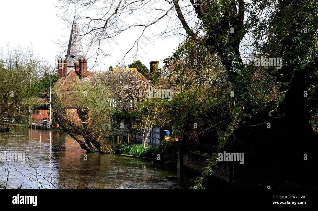 ville de fordwich à canterbury, avec rivière stour et arbres, fordwich, kent, royaume-uni avril 2024 Banque D'Images