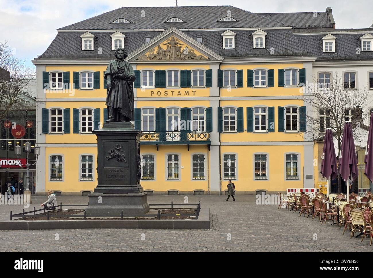 Le monument Beethoven, une statue du grand compositeur allemand Ludwig van Beethoven devant le bureau de poste de Bonn, en Allemagne Banque D'Images