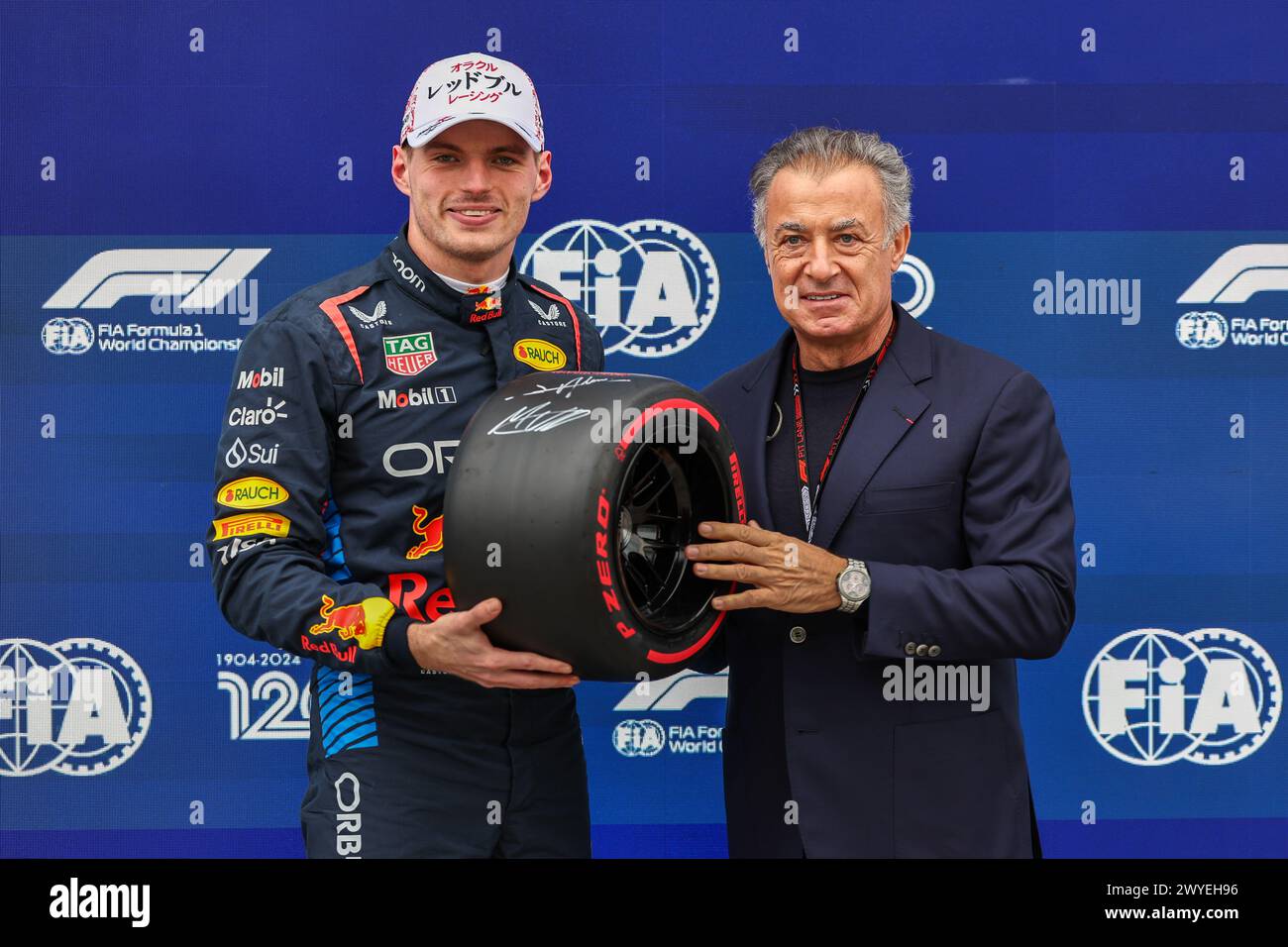 Suzuka, Japon. 6 avril 2024. Premier pilote Red Bull Max Verstappen (l) des pays-Bas et ancien pilote de F1 Jean Alesi de France posent pour les photos après la séance de qualification du Grand Prix du Japon de formule 1 sur le circuit de Suzuka à Suzuka, au Japon, le 6 avril 2024. Crédit : Qian Jun/Xinhua/Alamy Live News Banque D'Images