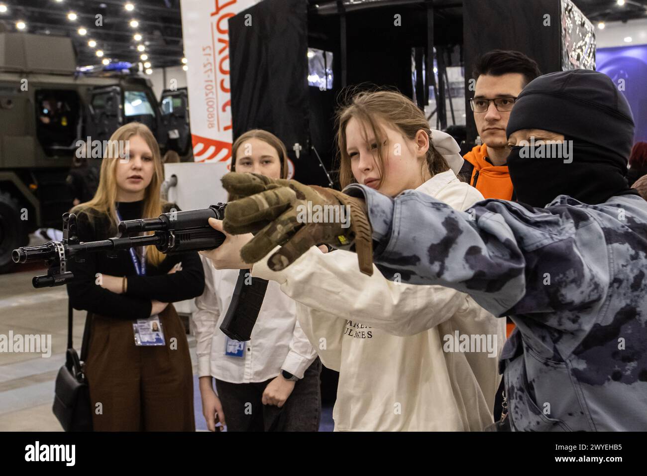 Prog Pétersbourg, Russie. 05th Apr, 2024. Visiteurs vus pendant la formation avec un simulateur de tir laser pour un fusil d'assaut Kalachnikov à l'exposition des technologies de pointe pour assurer la sécurité des individus, de la société et de l'État 'Expotechnoguard' au centre de convention et d'exposition Expoforum à Pétersbourg. (Photo par Artem Priakhin/SOPA images/SIPA USA) crédit : SIPA USA/Alamy Live News Banque D'Images