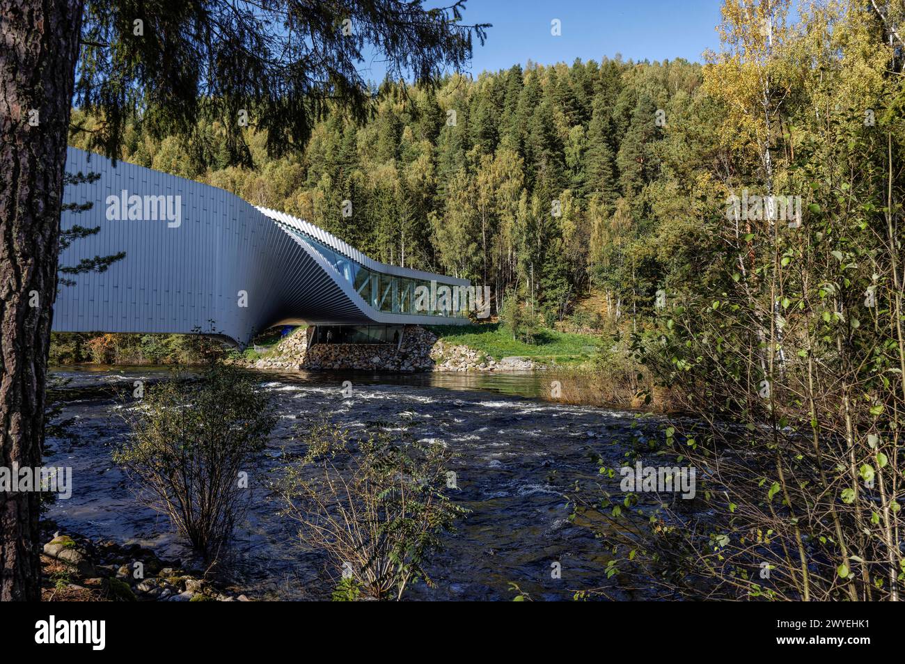 Le Twist in Kistefos industriel, parc de sculptures d'art contemporain dans l'usine de pâte de bois, usine hydroélectrique, rivière Randselva, Jevnaker, Akershus, Norvège Banque D'Images