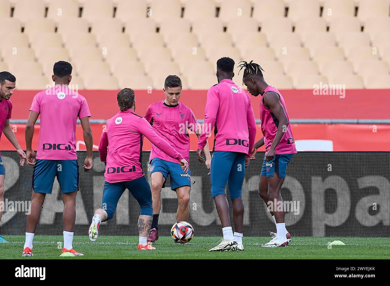 Séville, Espagne. 05th Apr, 2024. Ander Herrera (C) d'Athletic Club avec Iker Muniain (l) d'Athletic Club, Inaki Williams (C) d'Athletic Club et Nicholas Williams Arthuer, connu sous le nom de Nico Williams (R) de l'Athletic Club en action lors de la séance d'entraînement à la veille du match de finale de la Copa del Rey espagnole entre l'Athletic Club et le RCD Mallorca au stade la Cartuja. (Photo de Federico Titone/SOPA images/SIPA USA) crédit : SIPA USA/Alamy Live News Banque D'Images