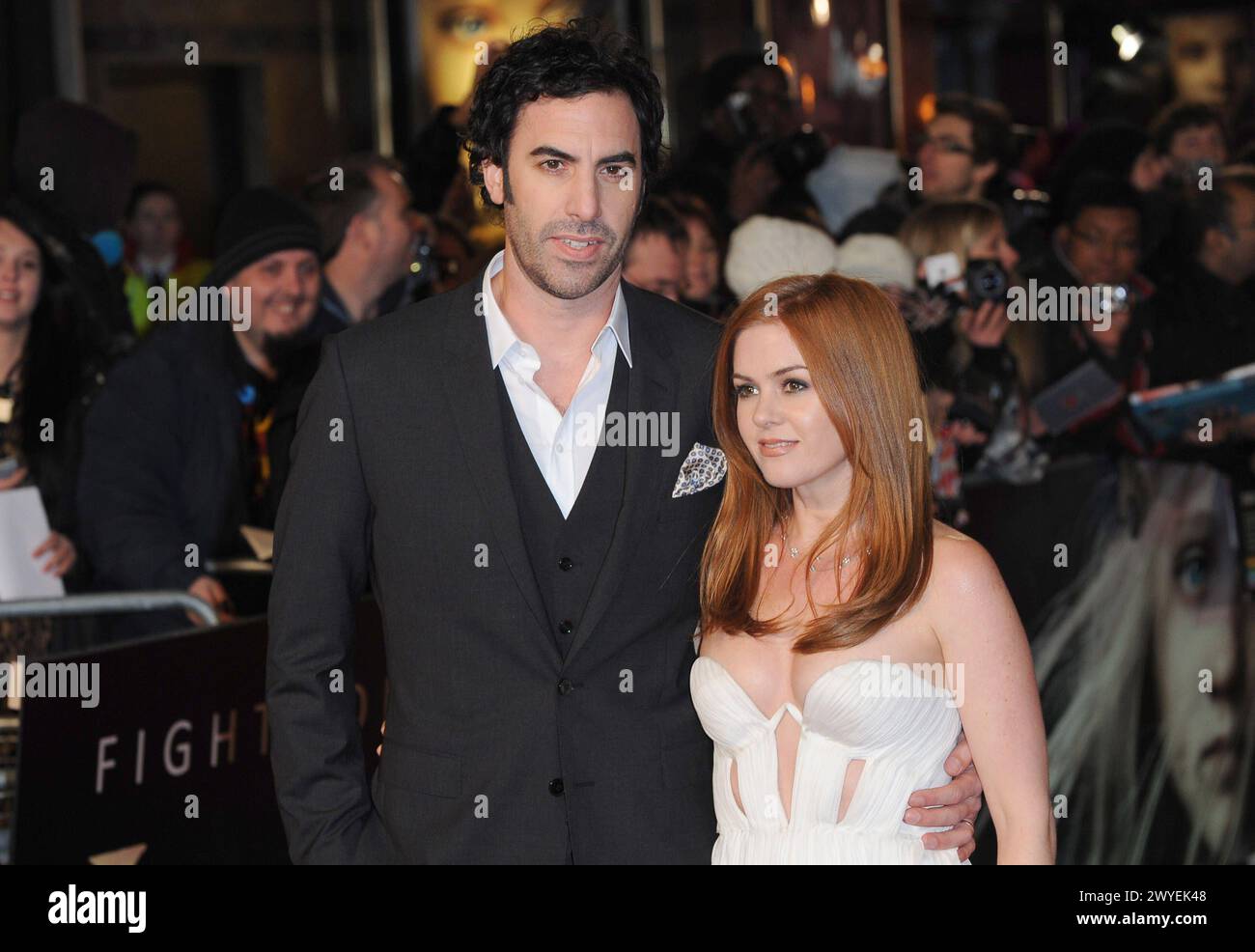 Sacha Baron Cohen et Isla Fisher séparent Sacha Baron Cohen et Isla Fisher les Misérables première mondiale du film, cinémas Odeon & Empire, Leicester Square, Londres, Angleterre. 5 décembre 2012 demi-longueur costume noir robe blanche découpé décolleté sans bretelles marié mari épouse barbe cheveux faciaux Cap/bel Tom Belcher/ Londres Grande-Bretagne Copyright : xTomxBelcher/CapitalxPicturesx Banque D'Images