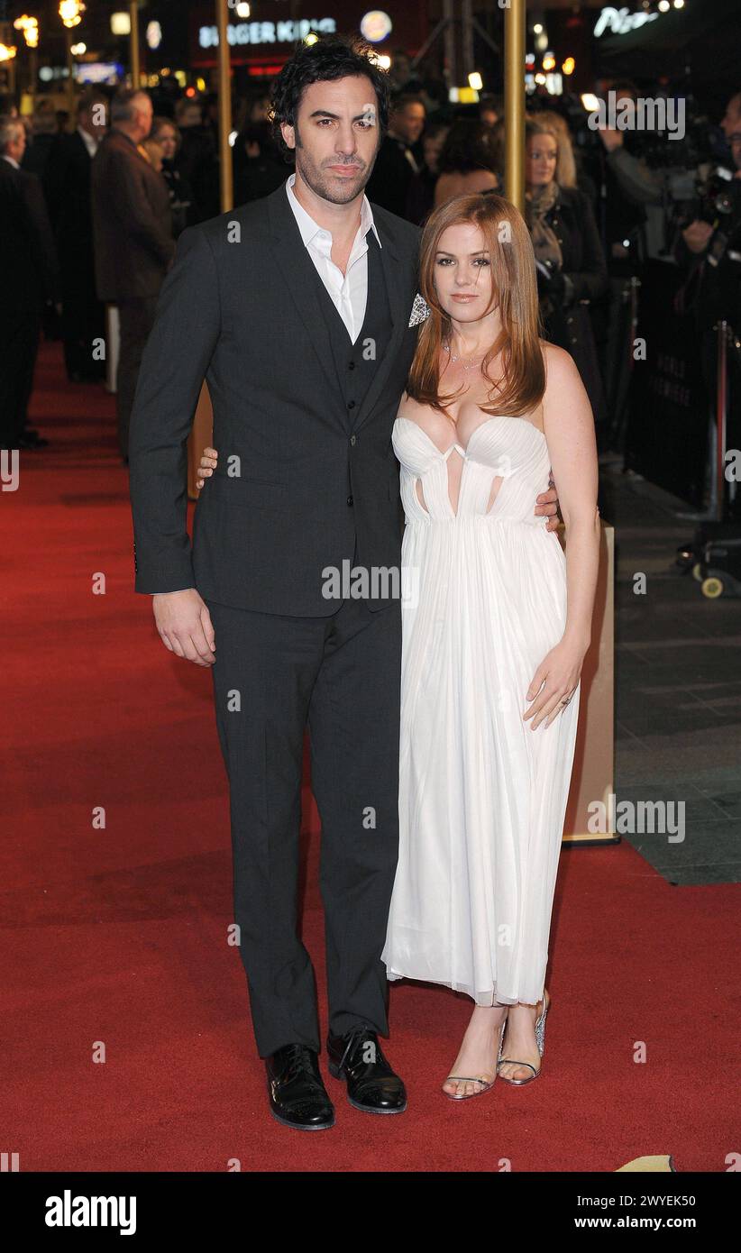 Sacha Baron Cohen et Isla Fisher séparent Sacha Baron Cohen et Isla Fisher les Misérables première mondiale du film, cinémas Odeon & Empire, Leicester Square, Londres, Angleterre. 5th décembre 2012 complet costume noir robe blanche découpé décolleté sans bretelles marié mari épouse barbe cheveux visage casquette/bel Tom Belcher/ Londres Grande-Bretagne Copyright : xTomxBelcher/CapitalxPicturesx Banque D'Images