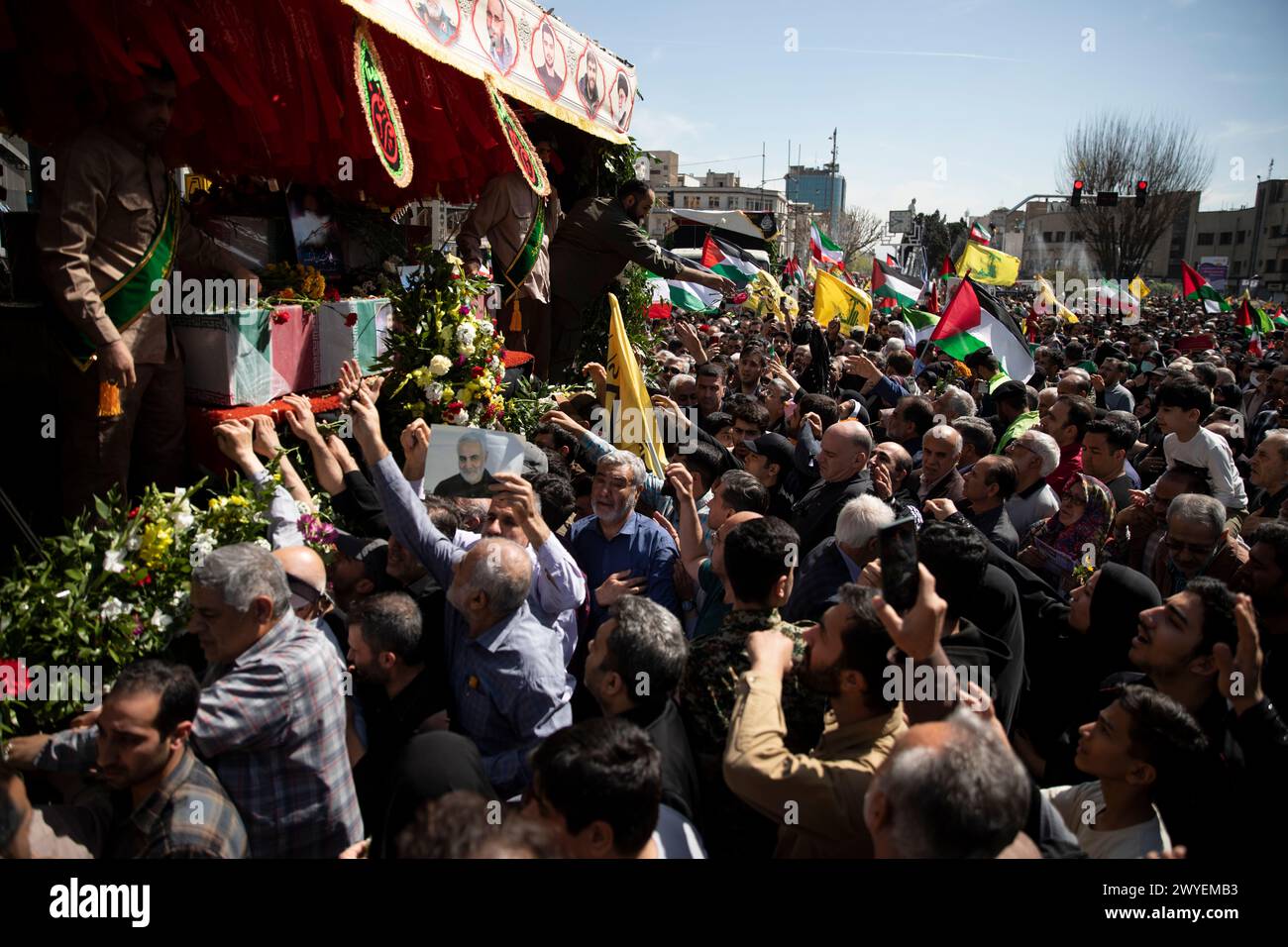Les personnes en deuil iranien se rassemblent autour d'un camion transportant les cercueils drapés de drapeaux de membres des Garde révolutionnaire tués dans une frappe aérienne largement attribuée à Israël qui a détruit le consulat iranien en Syrie lundi, lors d'un cortège funèbre à Téhéran, Iran, vendredi 5 avril 2024. Les funérailles publiques ont coïncidé avec le rassemblement annuel de l'Iran le jour de Qods, ou jour de Jérusalem, une manifestation traditionnelle de soutien aux Palestiniens qui a eu lieu le dernier vendredi du mois sacré du Ramadan depuis la révolution islamique de 1979. (Photo de Sobhan Farajvan/Pacific Press) Banque D'Images
