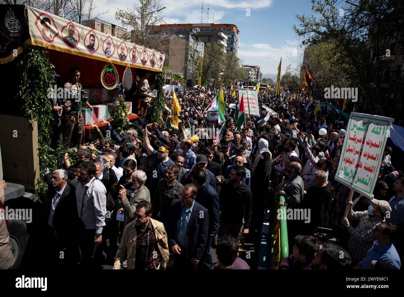 Les personnes en deuil iranien se rassemblent autour d'un camion transportant les cercueils drapés de drapeaux de membres des Garde révolutionnaire tués dans une frappe aérienne largement attribuée à Israël qui a détruit le consulat iranien en Syrie lundi, lors d'un cortège funèbre à Téhéran, Iran, vendredi 5 avril 2024. Les funérailles publiques ont coïncidé avec le rassemblement annuel de l'Iran le jour de Qods, ou jour de Jérusalem, une manifestation traditionnelle de soutien aux Palestiniens qui a eu lieu le dernier vendredi du mois sacré du Ramadan depuis la révolution islamique de 1979. (Photo de Sobhan Farajvan/Pacific Press) Banque D'Images