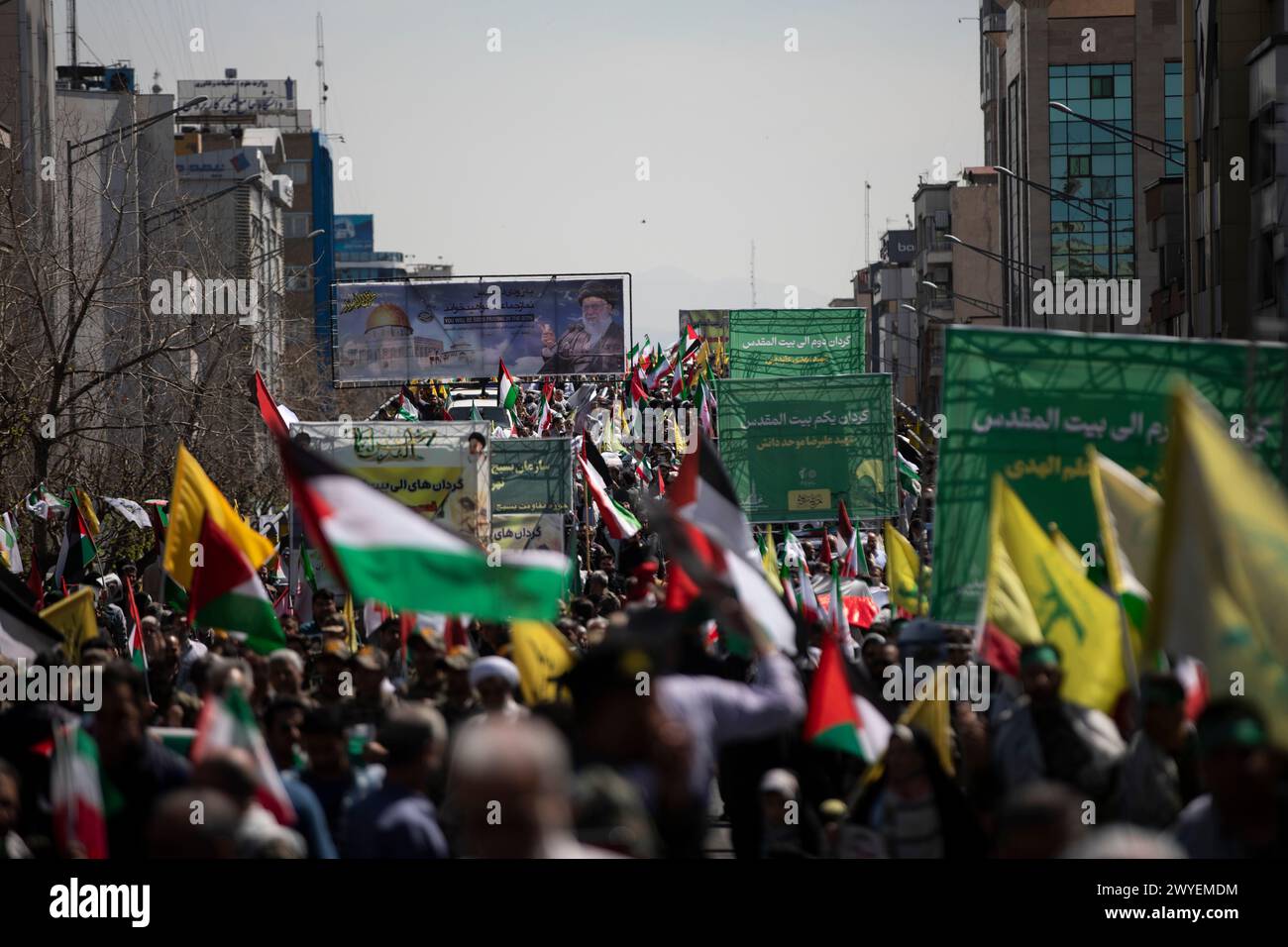 Téhéran, Téhéran, Iran. 5 avril 2024. Les Iraniens assistent à un rassemblement annuel pour marquer la Journée de Qods, ou Journée de Jérusalem, pour soutenir les Palestiniens à Téhéran, Iran, vendredi 5 avril 2024. Lors du rassemblement à Téhéran, des milliers de personnes ont assisté à un cortège funèbre pour les sept membres de la Garde révolutionnaire tués dans une frappe aérienne largement attribuée à Israël qui a détruit lundi le consulat iranien dans la capitale syrienne. (Crédit image : © Sobhan Farajvan/Pacific Press via ZUMA Press Wire) USAGE ÉDITORIAL SEULEMENT! Non destiné à UN USAGE commercial ! Crédit : ZUMA Press, Inc/Alamy Live News Banque D'Images