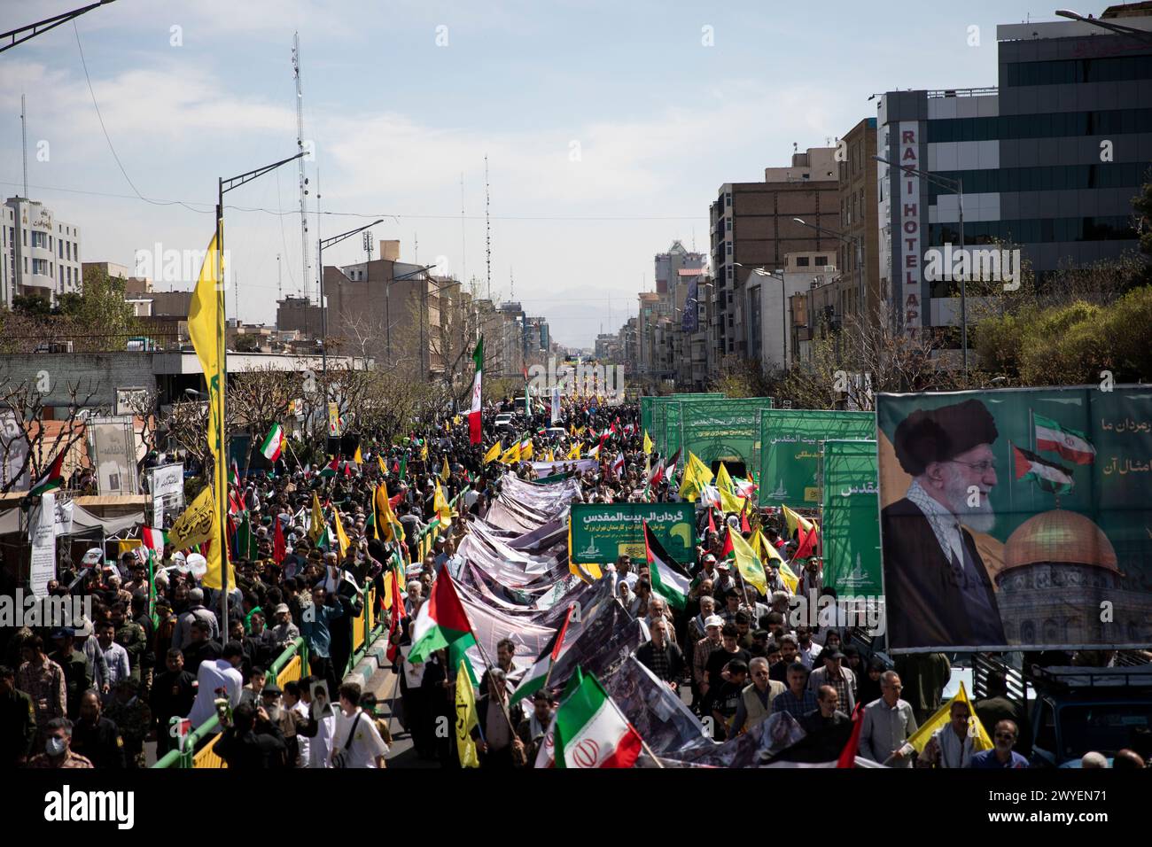 Téhéran, Téhéran, Iran. 5 avril 2024. Les Iraniens assistent à un rassemblement annuel pour marquer la Journée de Qods, ou Journée de Jérusalem, pour soutenir les Palestiniens à Téhéran, Iran, vendredi 5 avril 2024. Lors du rassemblement à Téhéran, des milliers de personnes ont assisté à un cortège funèbre pour les sept membres de la Garde révolutionnaire tués dans une frappe aérienne largement attribuée à Israël qui a détruit lundi le consulat iranien dans la capitale syrienne. (Crédit image : © Sobhan Farajvan/Pacific Press via ZUMA Press Wire) USAGE ÉDITORIAL SEULEMENT! Non destiné à UN USAGE commercial ! Crédit : ZUMA Press, Inc/Alamy Live News Banque D'Images
