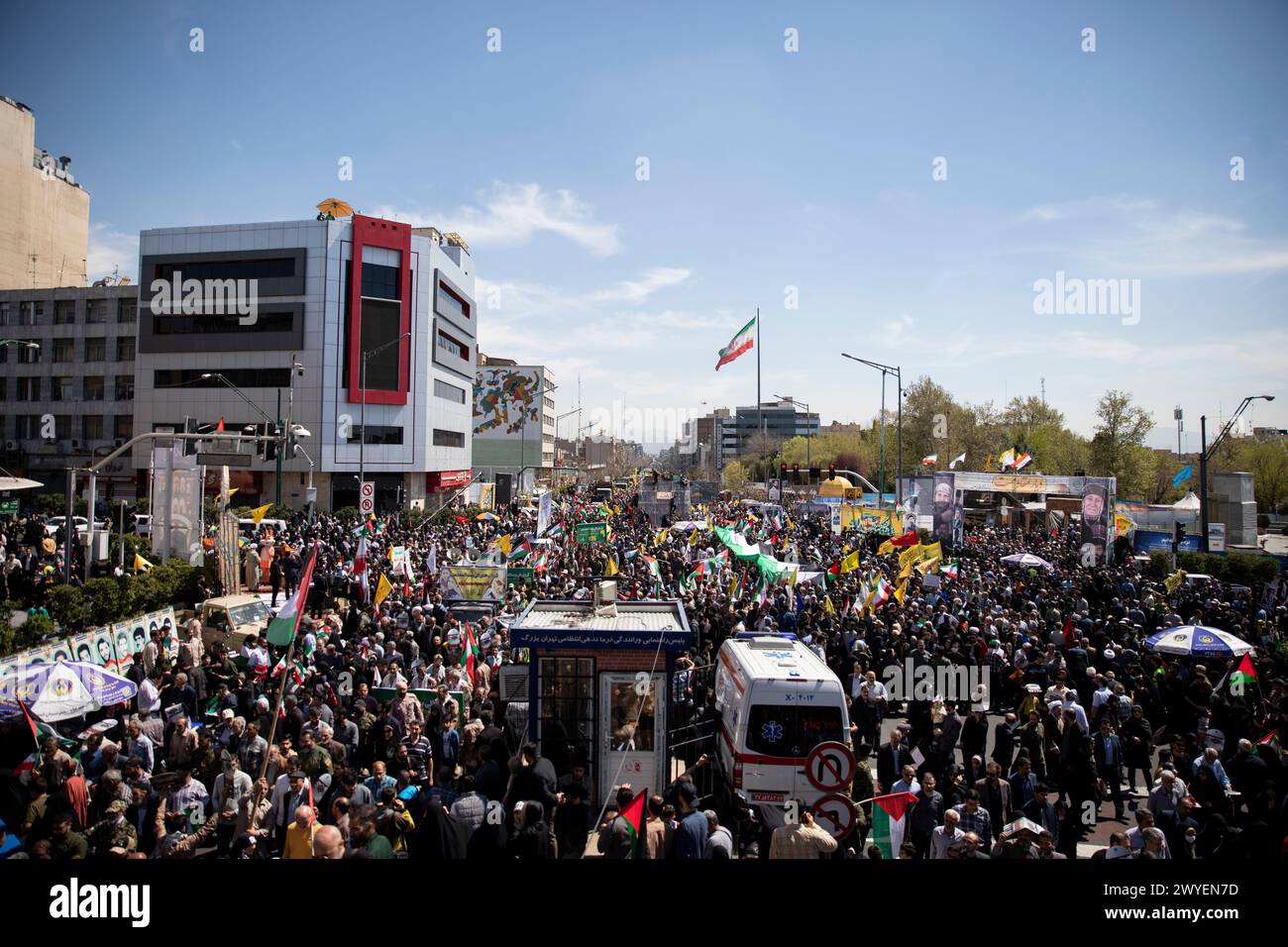 Téhéran, Téhéran, Iran. 5 avril 2024. Les Iraniens assistent à un rassemblement annuel pour marquer la Journée de Qods, ou Journée de Jérusalem, pour soutenir les Palestiniens à Téhéran, Iran, vendredi 5 avril 2024. Lors du rassemblement à Téhéran, des milliers de personnes ont assisté à un cortège funèbre pour les sept membres de la Garde révolutionnaire tués dans une frappe aérienne largement attribuée à Israël qui a détruit lundi le consulat iranien dans la capitale syrienne. (Crédit image : © Sobhan Farajvan/Pacific Press via ZUMA Press Wire) USAGE ÉDITORIAL SEULEMENT! Non destiné à UN USAGE commercial ! Crédit : ZUMA Press, Inc/Alamy Live News Banque D'Images