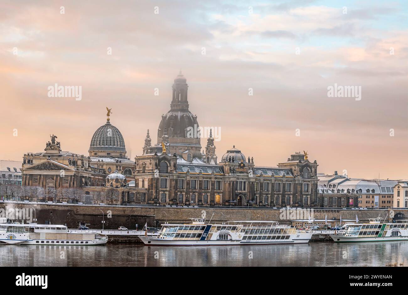 Skyline historique au Terassenufer de Dresde en hiver, Saxe, Allemagne Banque D'Images