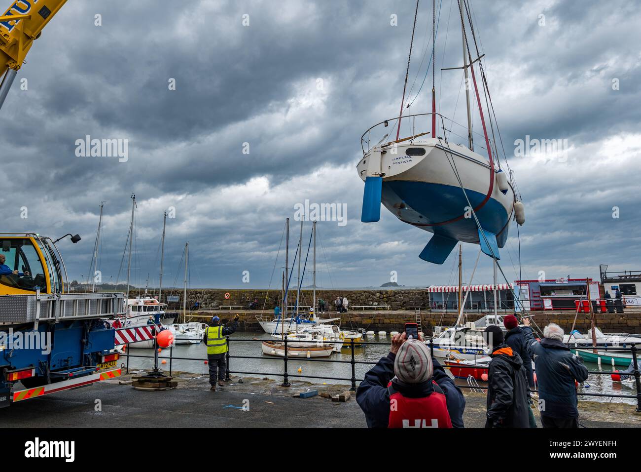 Port de North Berwick, East Lothian, Écosse, Royaume-Uni, 6 avril 2024. Yachts dans l'eau : l'événement annuel d'organisation d'une grue pour soulever plus de 20 voiliers dans l'eau pour la saison estivale a lieu aujourd'hui. Crédit : Sally Anderson/Alamy Live News Banque D'Images