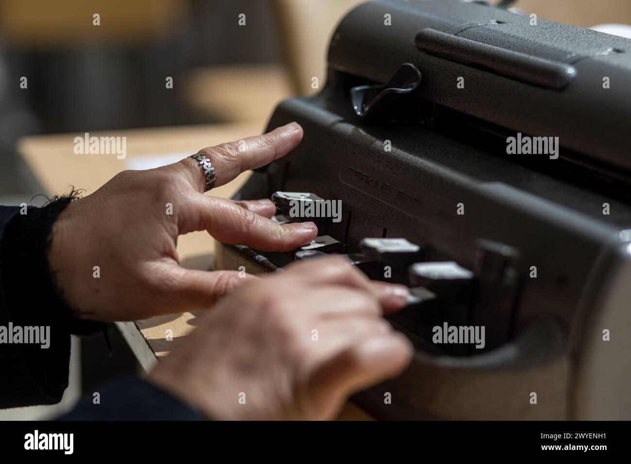 Une personne aveugle avec une machine braille, Disability concept Banque D'Images