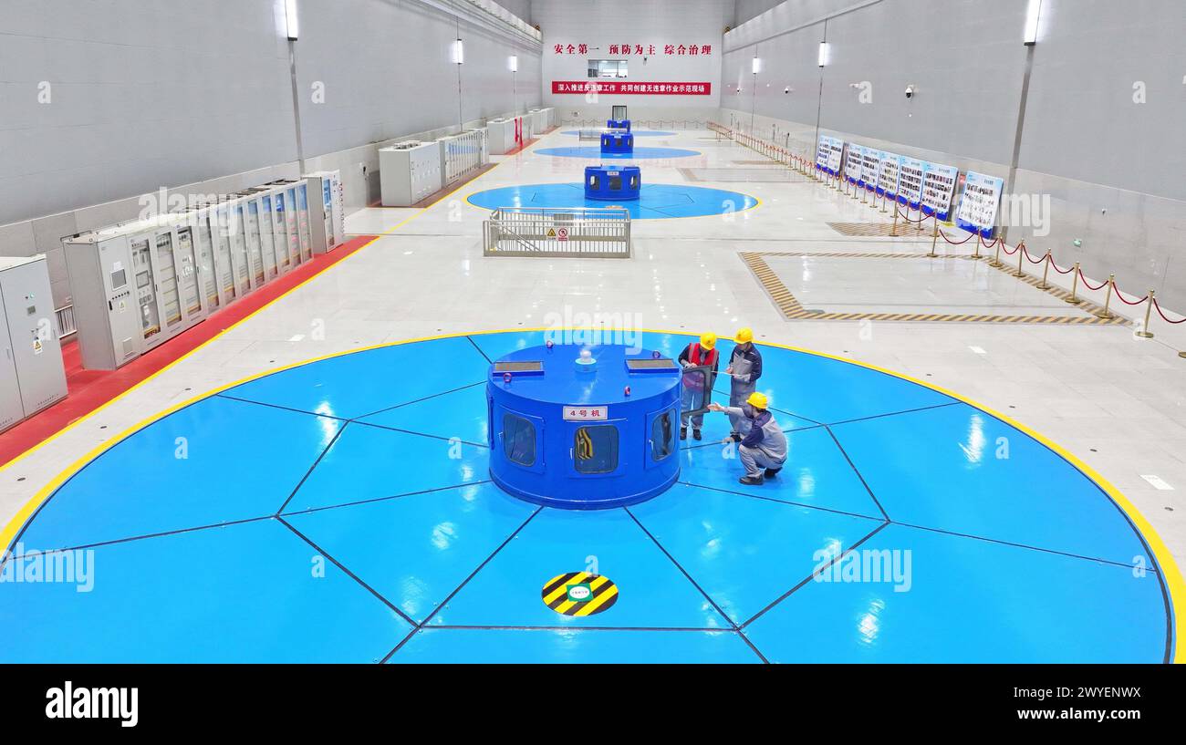 WUHU, CHINE - 6 AVRIL 2024 - des ouvriers révisent et entretiennent un groupe électrogène dans un bâtiment souterrain du groupe Xiangshuijian du réseau d'État Xinyuan Banque D'Images WUHU, CHINE - 6 AVRIL 2024 - des ouvriers révisent et entretiennent un groupe électrogène dans un bâtiment souterrain du groupe Xiangshuijian du réseau d'État Xinyuan Banque D'Images