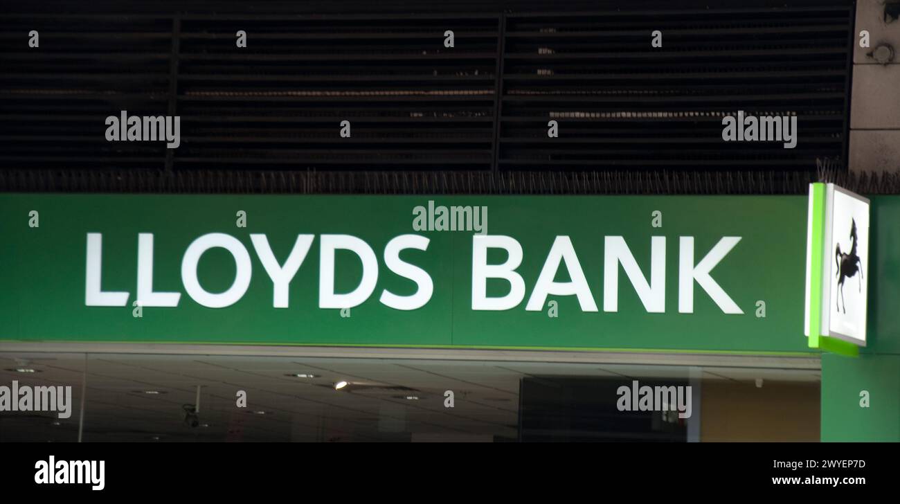 Lloyds Bank, Cheapside, Wood Green High Street, Wood Green, London Borough of Haringey, Greater London, Angleterre, Royaume-Uni ; services bancaires; ba Banque D'Images