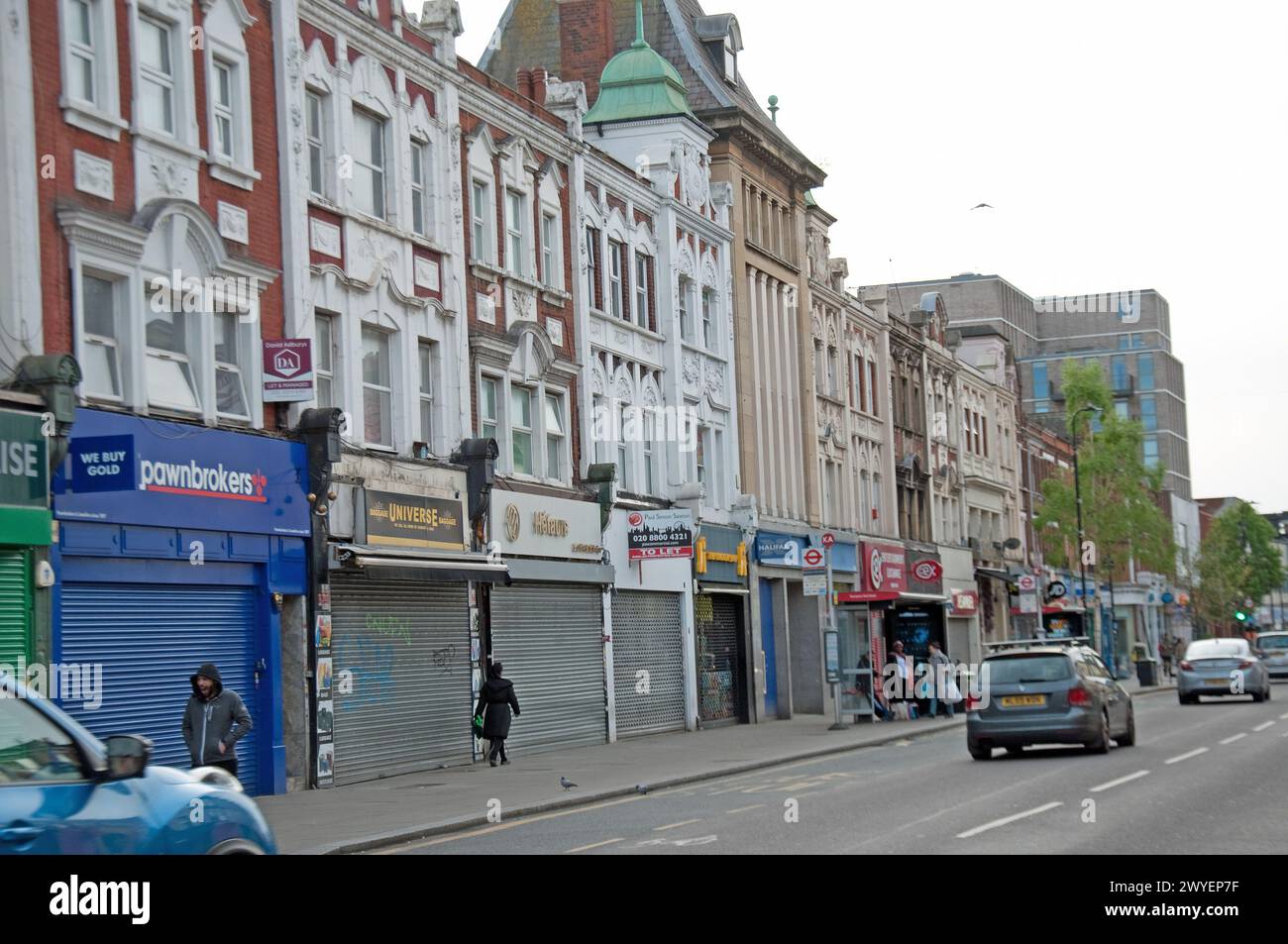 Cheapside, Wood Green High Street, Wood Green, London Borough of Haringey, Greater London, Angleterre, Royaume-Uni. Boutiques, bâtiments élégants ci-dessus. Banque D'Images