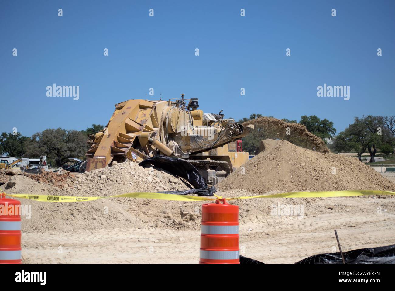 Équipement d'excavation nivelant les collines du Texas Hill Country pour soutenir l'étalement urbain, que beaucoup voient comme une transformation négative à la vie rurale/ranch. Banque D'Images