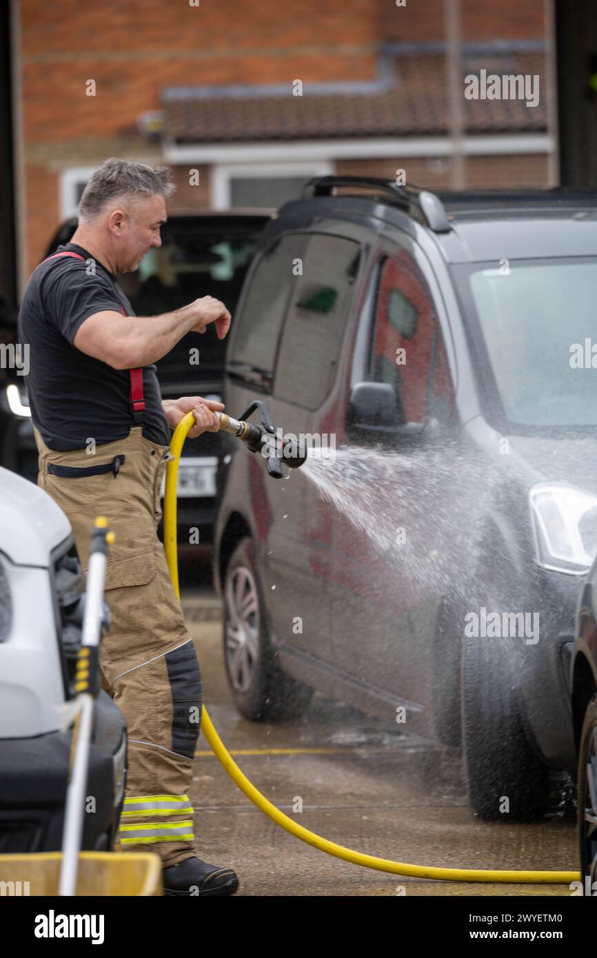 Brentwood Essex 6 avril 2024 les pompiers d'Essex réalisent un lavage de voiture de charité à la caserne de pompiers de Brentwood L'événement était en aide à l'organisme de charité des pompiers. Crédit : Ian Davidson/Alamy Live News Banque D'Images