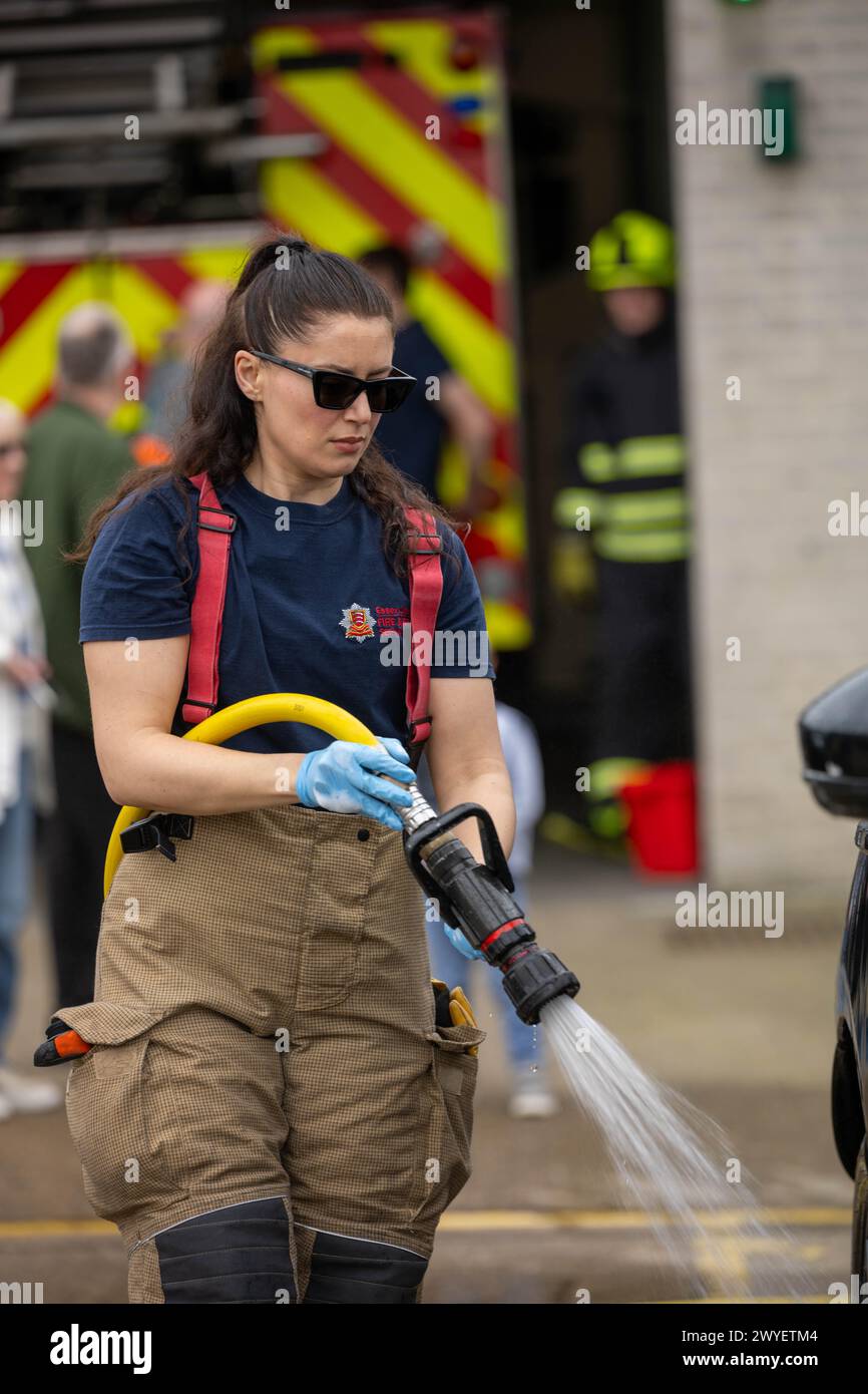 Brentwood Essex 6 avril 2024 les pompiers d'Essex réalisent un lavage de voiture de charité à la caserne de pompiers de Brentwood L'événement était en aide à l'organisme de charité des pompiers. Crédit : Ian Davidson/Alamy Live News Banque D'Images