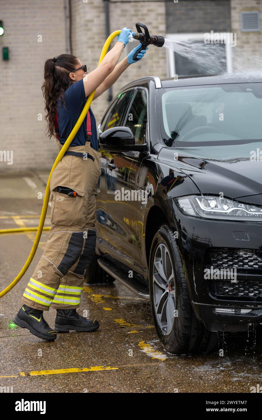 Brentwood Essex 6 avril 2024 les pompiers d'Essex réalisent un lavage de voiture de charité à la caserne de pompiers de Brentwood L'événement était en aide à l'organisme de charité des pompiers. Crédit : Ian Davidson/Alamy Live News Banque D'Images