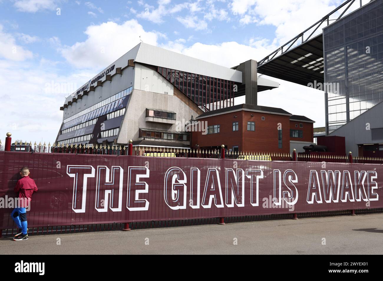 Birmingham, Royaume-Uni. 6 avril 2024. Un fan d'Aston Villa regarde l'arrivée de l'équipe à travers une bannière avant le match de premier League à Villa Park, Birmingham. Le crédit photo devrait se lire comme suit : Darren Staples/Sportimage crédit : Sportimage Ltd/Alamy Live News Banque D'Images