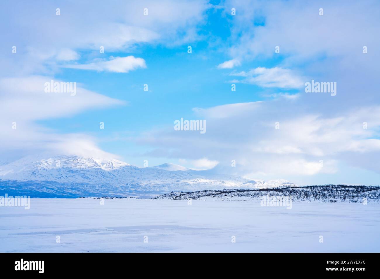 Lac gelé Tornetrask et montagnes enneigées autour d'Abisko, Suède Banque D'Images