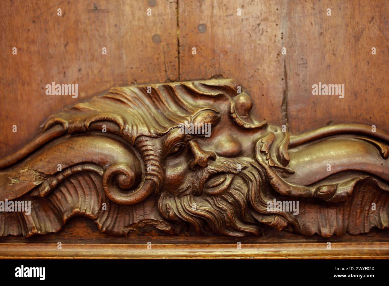 Une sculpture magnifiquement complexe d'une figure mythologique embellit les meubles anciens de la parfumerie et musée Molinard, Grasse, France Banque D'Images
