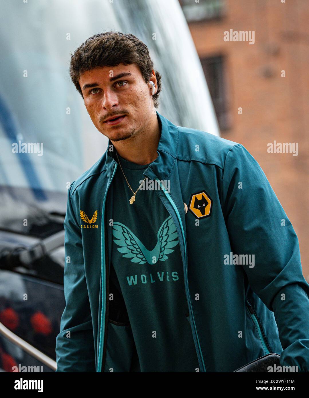 6 avril 2024 ; stade Molineux, Wolverhampton, West Midlands, Angleterre; premier League Football, Wolverhampton Wanderers contre West Ham United ; Hugo Bueno des Wolves arrive à Molineux Credit : action plus Sports images/Alamy Live News Banque D'Images