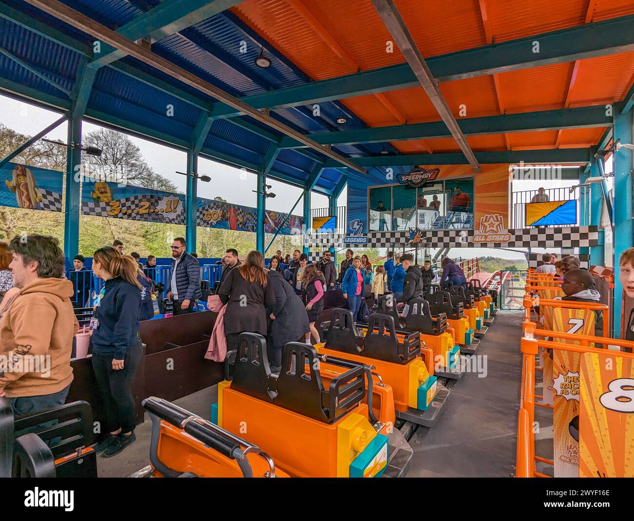 Windsor, Royaume-Uni. 6 avril 2024. Le lancement d'une nouvelle montagne russe de duel, Minifigure Speedway, à Legoland Windsor. Crédit : Thomas Faull/Alamy Live News Banque D'Images