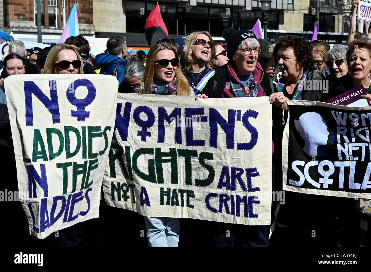 Édimbourg, Écosse, Royaume-Uni. 6 avril 2024. Laissez les femmes parler rallier, défendre les droits des femmes. Démonstration au Mound avec Kellie-Jay Keen alias Posie Parker. Crédit : Craig Brown/Alamy Live News Banque D'Images