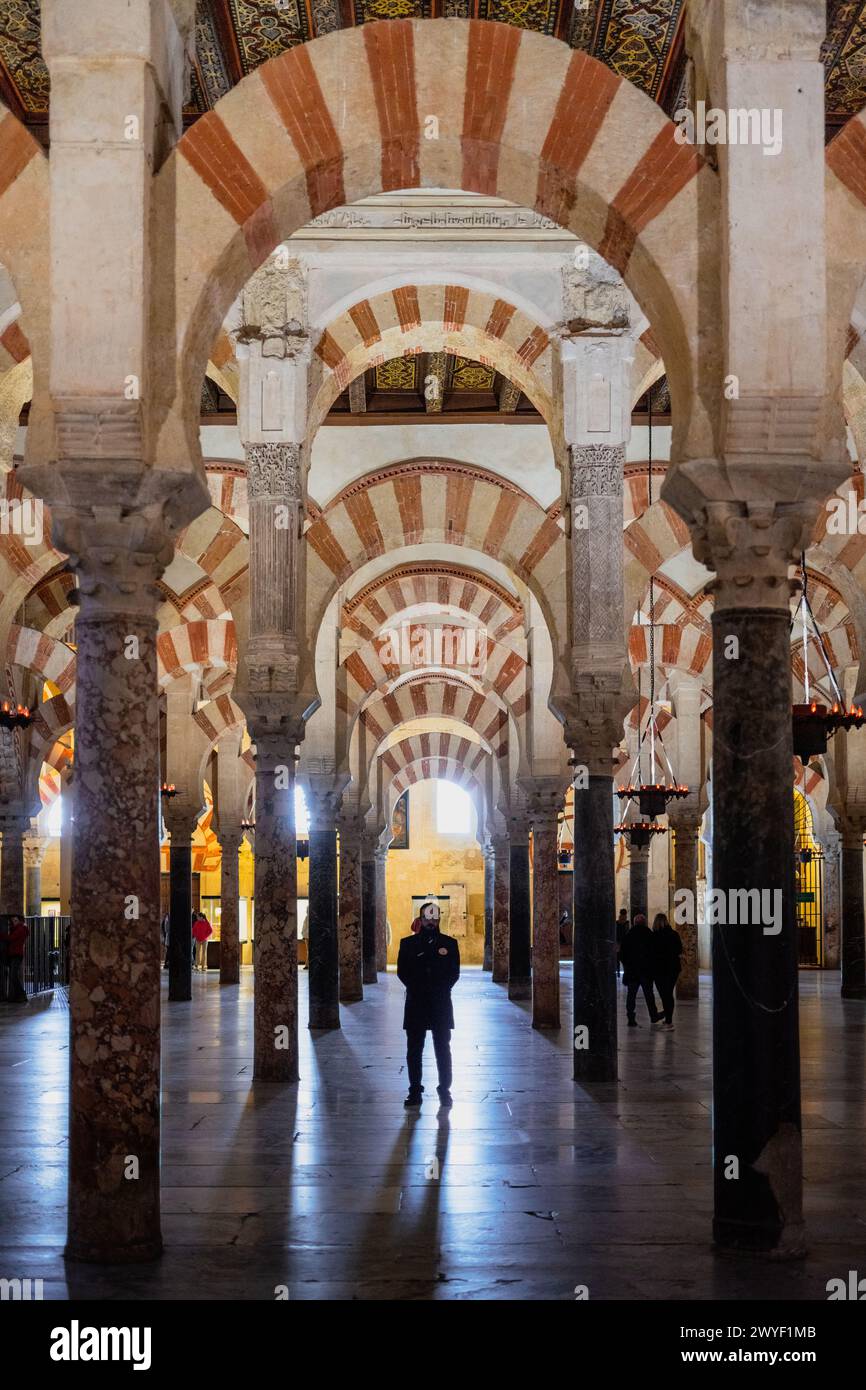 Les arches rouges et blanches emblématiques à l'intérieur de la mosquée-cathédrale de Cordoue. Banque D'Images
