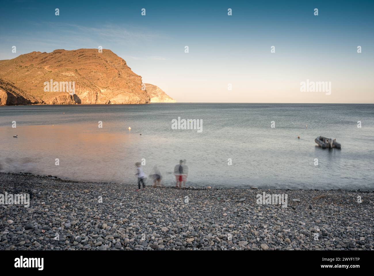 Une famille profite d'une journée d'hiver dans une crique de plage à Almeria, Andalousie, Espagne. Banque D'Images