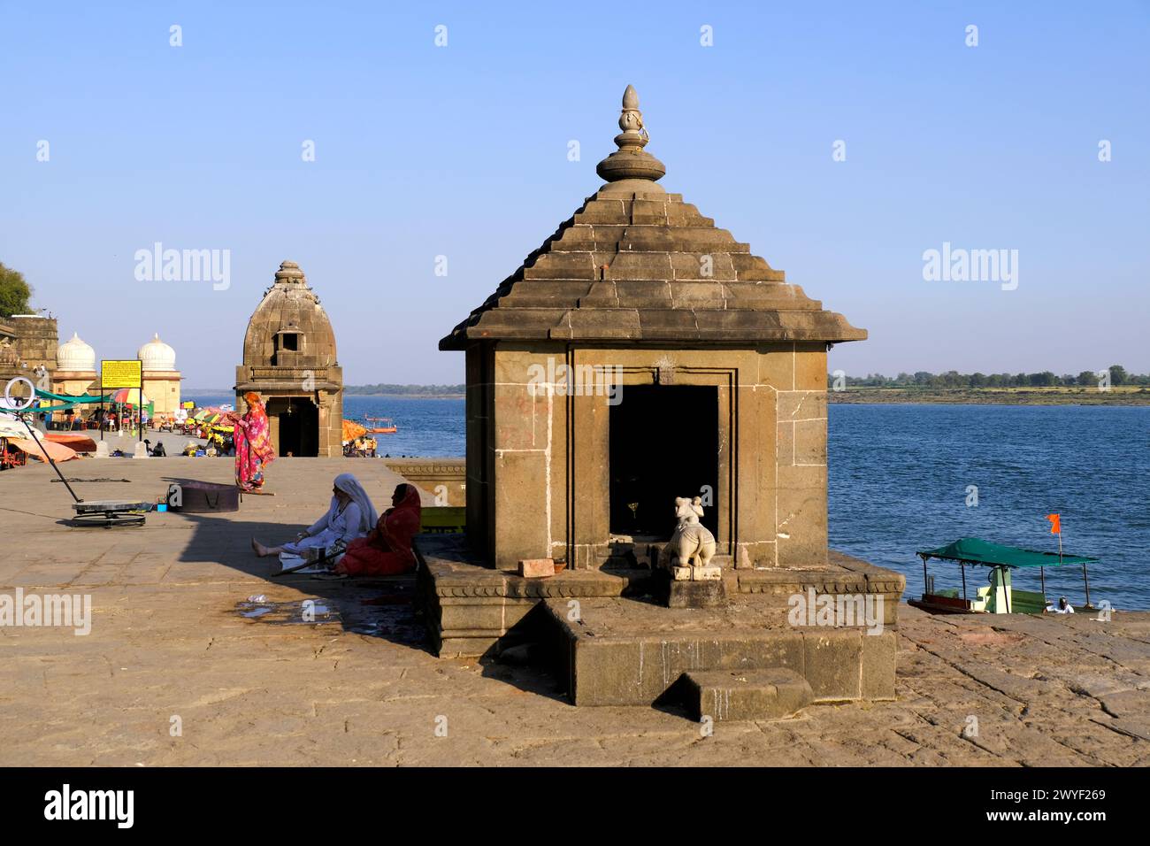 24 février 2024, vue extérieure du pittoresque site touristique fort Maheshwar (Fort Ahilya) et du temple. Ce monument se trouve sur les rives de la Narmada Banque D'Images