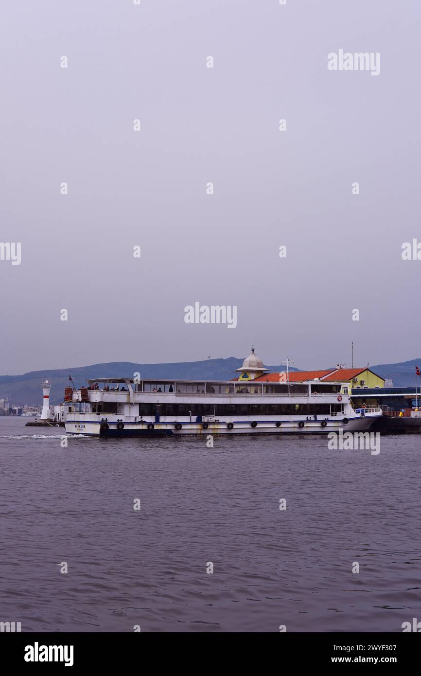 Bord de mer d'Izmir Pasaport quartier avec des ferries cith et balise en mer Banque D'Images