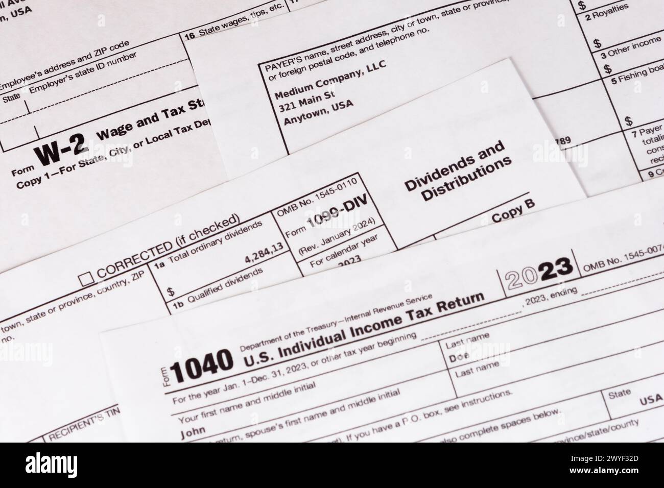 Lombard, il, États-Unis - 5 avril 2024 : divers formulaires fiscaux IRS avec des informations personnelles fabriquées soigneusement arrangées. Banque D'Images