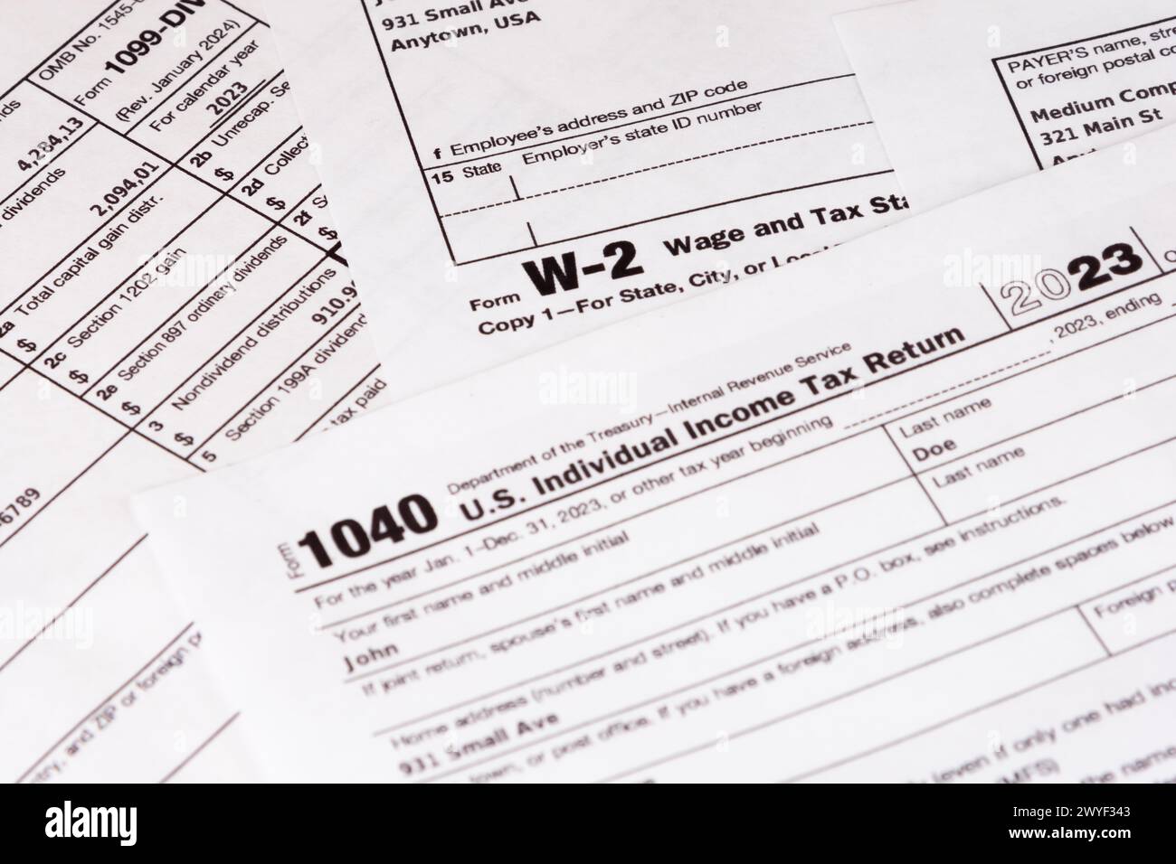 Lombard, il, États-Unis - 5 avril 2024 : divers formulaires fiscaux IRS avec des informations personnelles fabriquées soigneusement arrangées. Banque D'Images