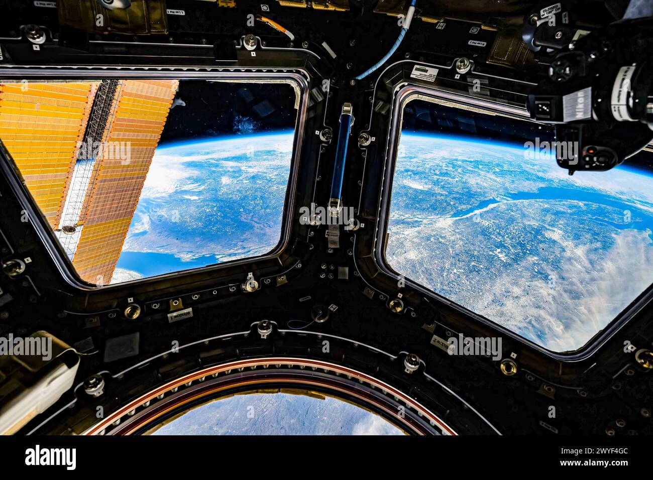 Vue panoramique de la planète Terre, regardant à travers la fenêtre de l'ISS. Amélioration numérique d'une image fournie par la NASA Banque D'Images