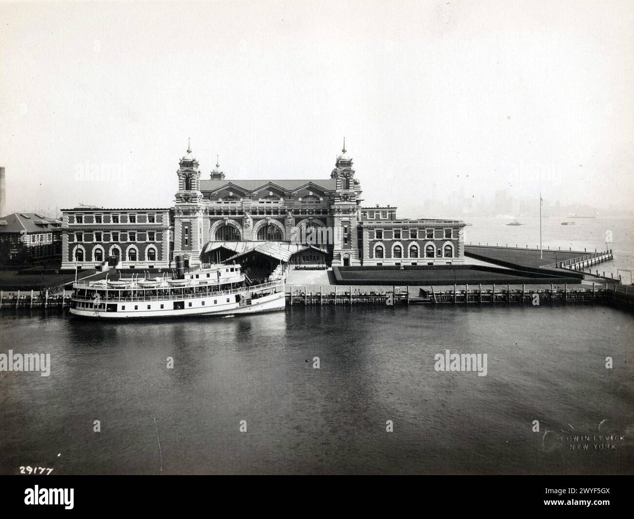 Les ferries bondés transportaient des immigrants des bateaux à vapeur transatlantiques à Ellis Island. 1930 Banque D'Images