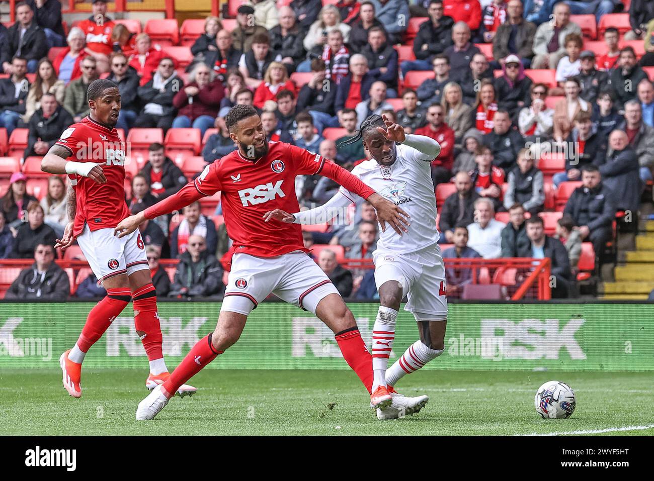 Michael Hector de Charlton Athletic Catchers Devante Cole de Barnsley dans la région, arbitre Benjamin Speedie agite un cri de pénalité lors du match de Sky Bet League 1 Charlton Athletic vs Barnsley à The Valley, Londres, Royaume-Uni, 6 avril 2024 (photo de Mark Cosgrove/News images) Banque D'Images