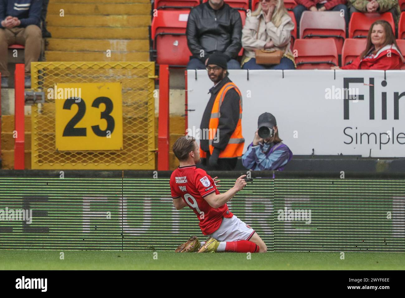 Alfie May de Charlton Athletic célèbre son objectif de faire 1-0 lors du match de Sky Bet League 1 Charlton Athletic vs Barnsley à The Valley, Londres, Royaume-Uni, 6 avril 2024 (photo par Alfie Cosgrove/News images) Banque D'Images