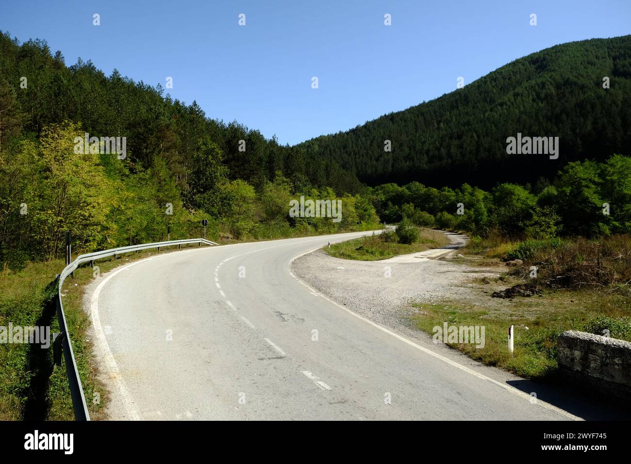Route à travers une montagne boisée dans l'ouest de la Serbie centrale Banque D'Images