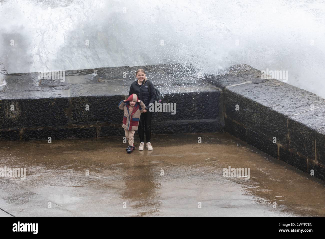 Porthleven, Cornwall,6 avril 2024, la tempête Kathleen frappa alors qu'elle traversait le Sud-Ouest, provoqua de grandes vagues et des mers orageuses à Porthleven, Cornwall. La température était de 13C et les prévisions sont que les rafales de vent continuent toute la journée. Crédit : Keith Larby/Alamy Live News Banque D'Images