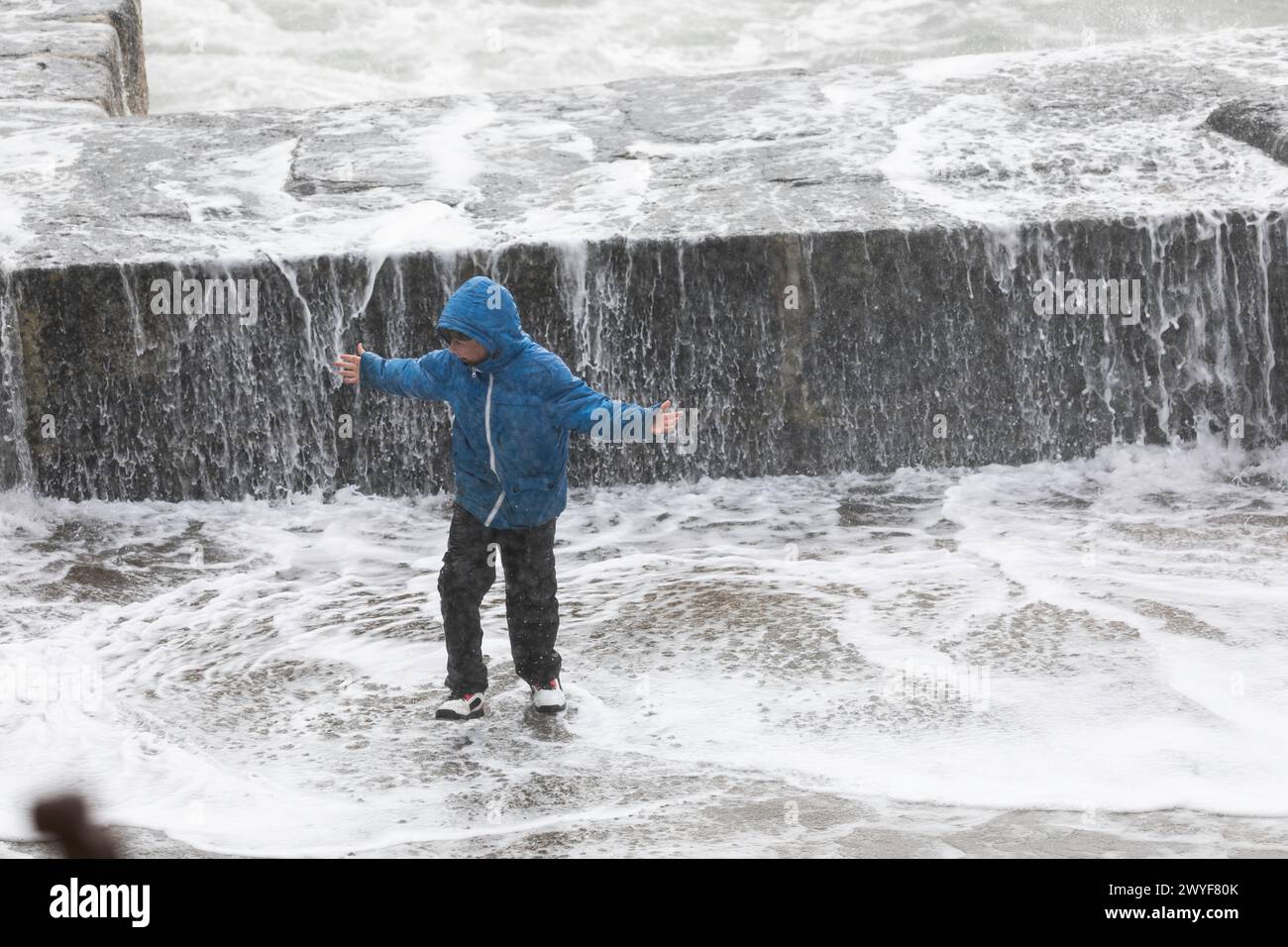 Porthleven, Cornwall,6 avril 2024, la tempête Kathleen frappa alors qu'elle traversait le Sud-Ouest, provoqua de grandes vagues et des mers orageuses à Porthleven, Cornwall. La température était de 13C et les prévisions sont que les rafales de vent continuent toute la journée. Crédit : Keith Larby/Alamy Live News Banque D'Images