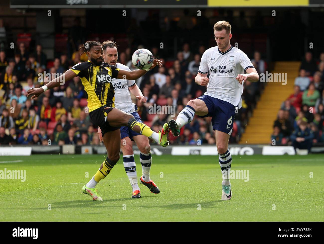 Liam Lindsay de Preston North End efface le ballon loin d'Emmanuel Dennis de Watford lors du match du Sky Bet Championship à Vicarage Road, Watford. Date de la photo : samedi 6 avril 2024. Banque D'Images