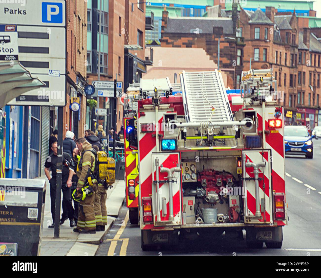 Glasgow, Écosse, Royaume-Uni.6h avril 2024 : quatre pompiers assistent à un incident dans une rue principale résultant de pannes de courant centrées autour du vieux pub Black Bull.Credit Gerard Ferry /Alamy Live News Banque D'Images