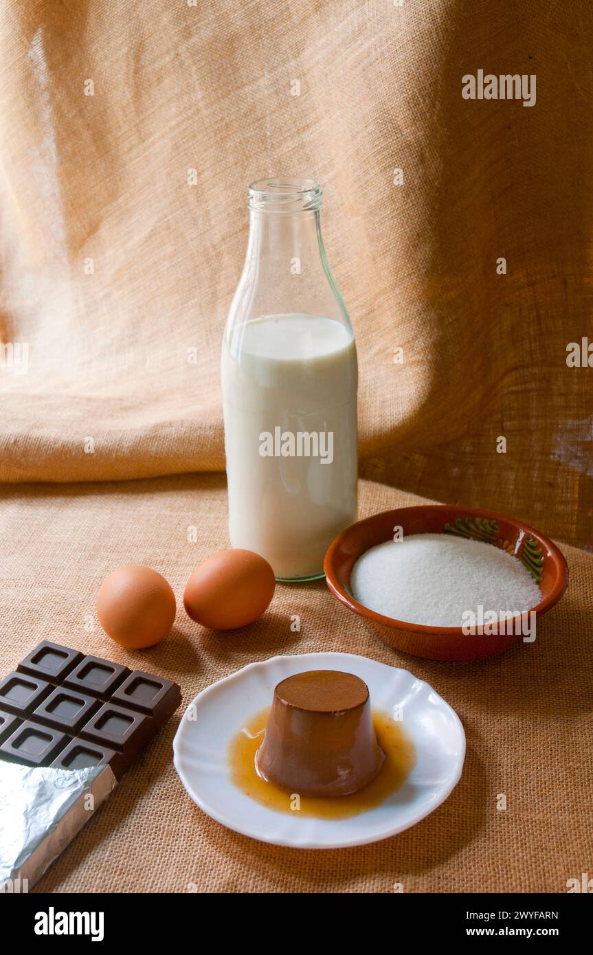 Caramel crème au chocolat avec ingrédients. Banque D'Images