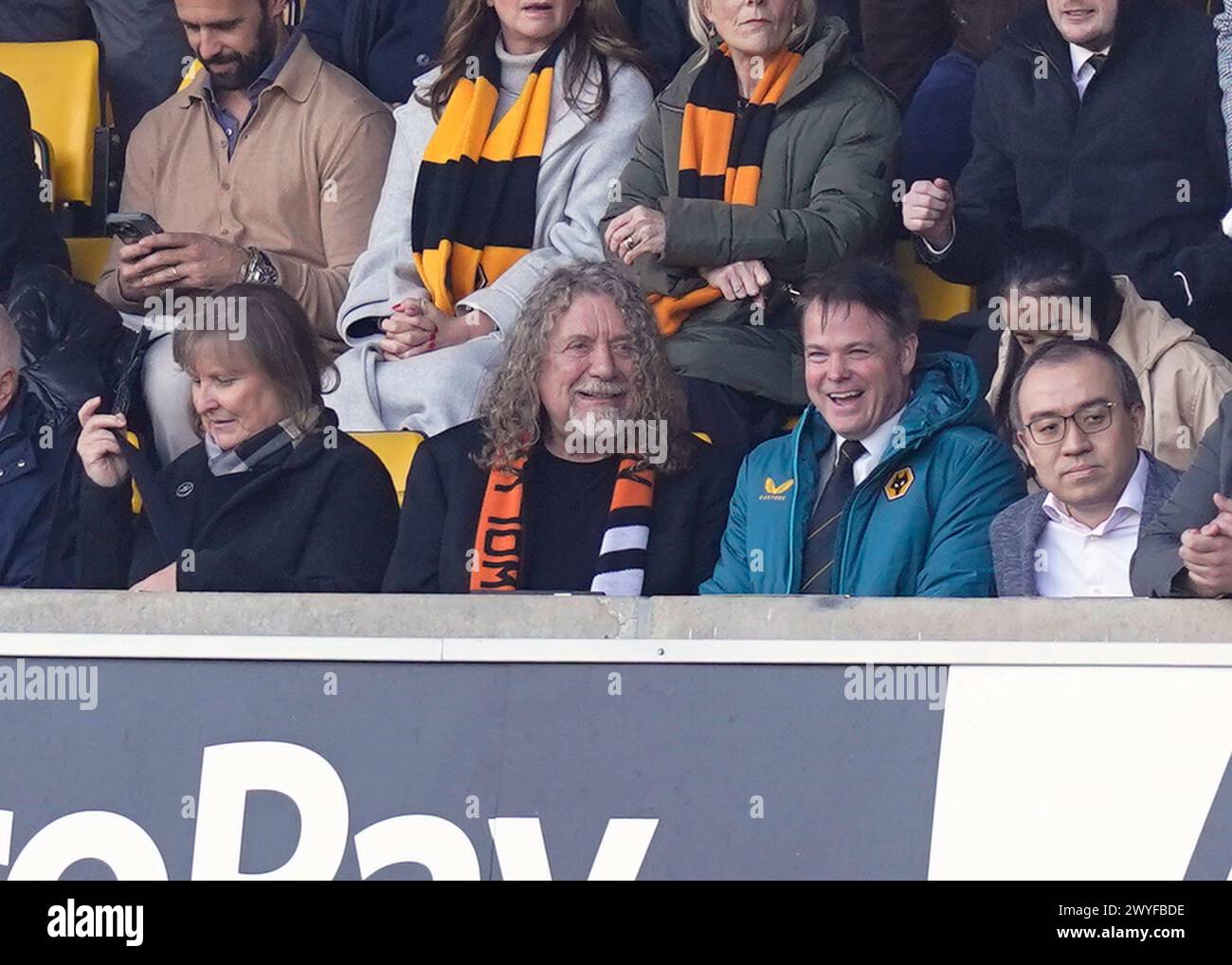 Wolverhampton, Royaume-Uni. 6 avril 2024. Le chanteur de LED Zeppelin et fan des Wolves Robert Plant regarde le match lors du match de premier League à Molineux, Wolverhampton. Le crédit photo devrait se lire : Andrew Yates/Sportimage crédit : Sportimage Ltd/Alamy Live News Banque D'Images