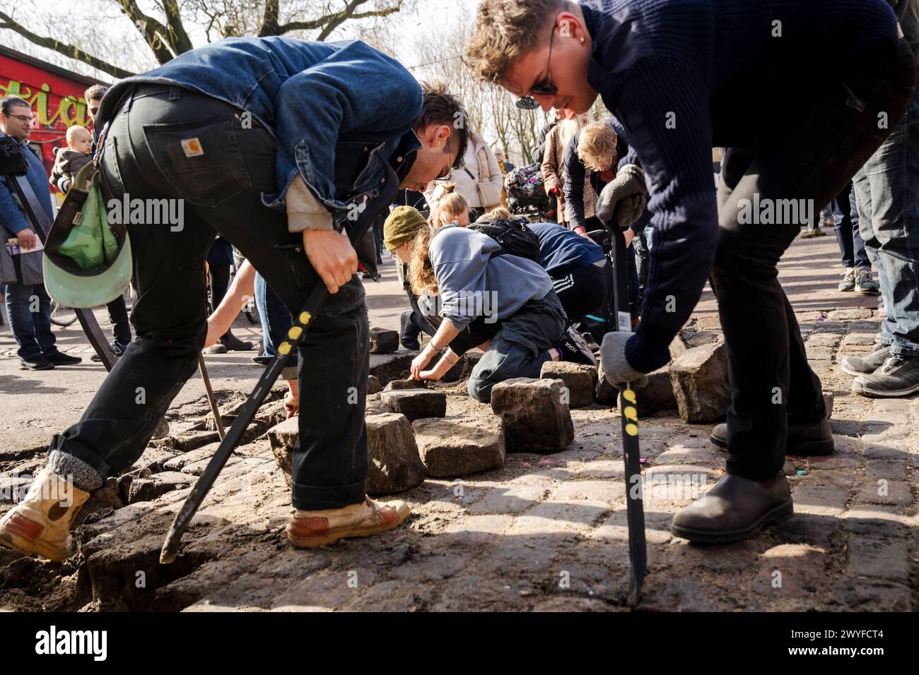 Copenhague, Danemark. 06 avril 2024. Les citoyens du village libre Christiania creusent conjointement les pavés de la rue Pusher, à Copenhague, Danemark, samedi 6 avril 2024. Crédit : Ritzau/Alamy Live News Banque D'Images