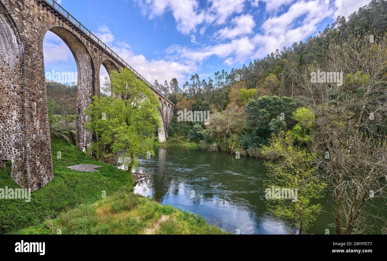 Pittoresque vieux pont ferroviaire Pessegueiro do Vouga sur la rivière Vouga près d'Aveiro, Portugal Banque D'Images