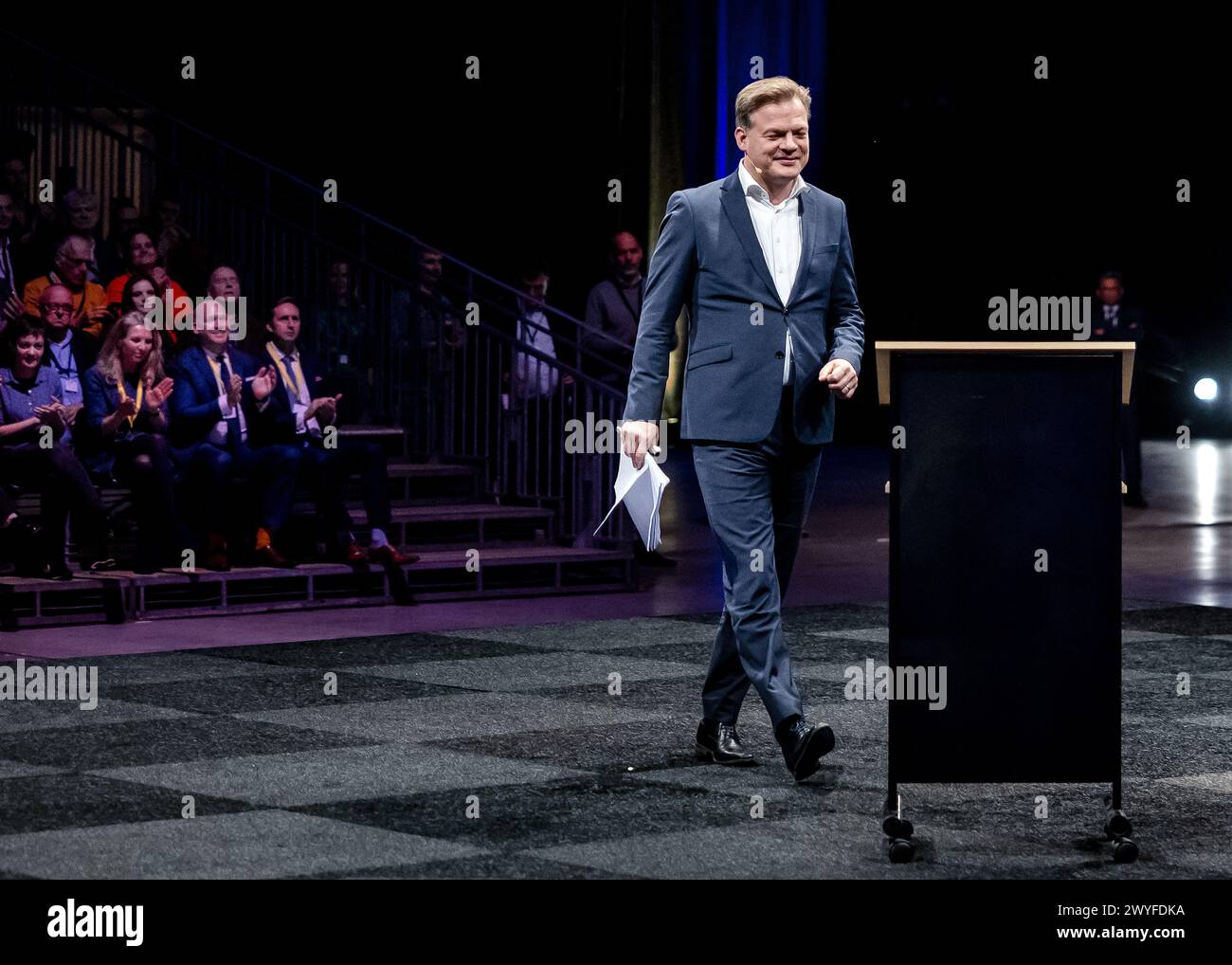 BREDA - le chef du Parti Pieter Omtzigt prononce un discours lors de la conférence des membres du Nouveau Contrat social (NSC). Au cours de la réunion, une attention particulière sera accordée aux projets futurs du parti et à sa participation aux élections du Parlement européen. ANP REMKO DE WAAL netherlands Out - belgique Out Credit : ANP/Alamy Live News Banque D'Images